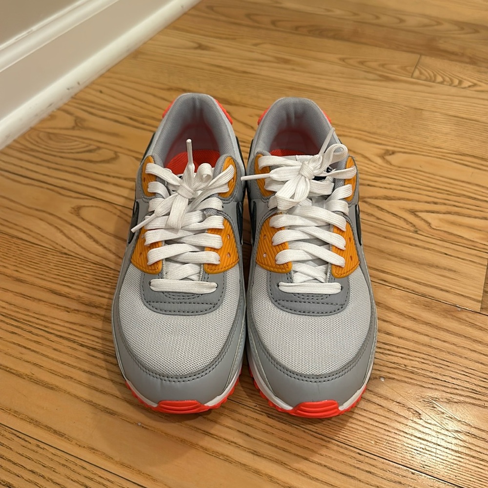 Nike Gray Sneakers Classic Athletic Design